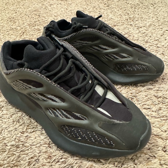 UNISEX ADIDAS YEEZY 700 V3 DARK GLOW - Picture 2 of 8
